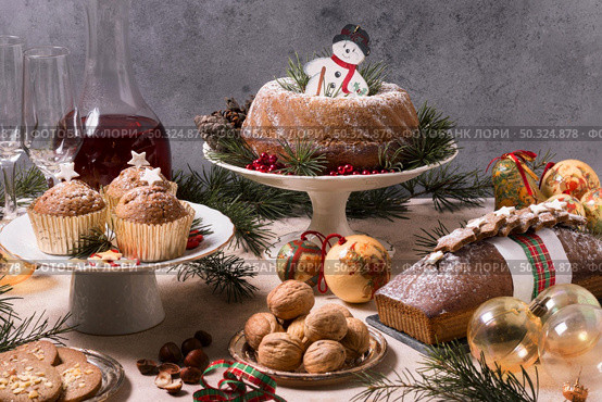 high angle christmas feast with delicious food. Стоковое фото, агентство Ingram Publishing / Фотобанк Лори