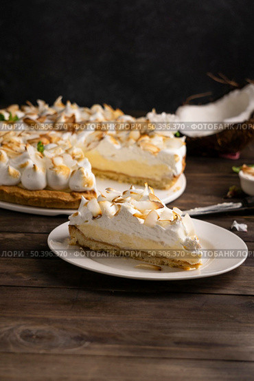 high angle delicious cake wooden table. Стоковое фото, агентство Ingram Publishing / Фотобанк Лори