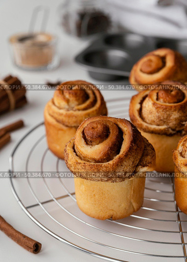 high angle delicious cinnamon rolls. Стоковое фото, агентство Ingram Publishing / Фотобанк Лори