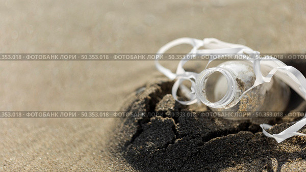 high angle plastic bottle sand. Стоковое фото, агентство Ingram Publishing / Фотобанк Лори