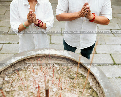 high angle woman man praying temple with burning incense. Стоковое фото, агентство Ingram Publishing / Фотобанк Лори