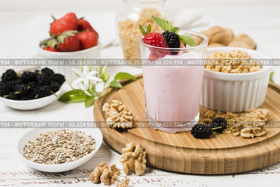 high angle yoghurt glass with fruits. Стоковое фото, агентство Ingram Publishing / Фотобанк Лори