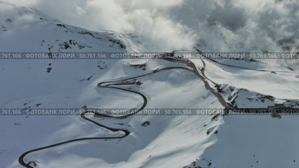 High mountain road in Austrian Alps. Стоковое видео, видеограф Михаил Коханчиков / Фотобанк Лори