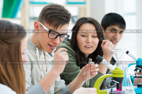 High School students. Group of students working together at laboratory class. Стоковое фото, фотограф Kirill Kedrinskiy / Ingram Publishing / Фотобанк Лори
