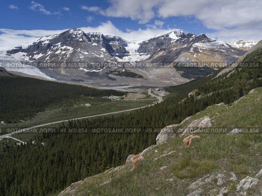 Highway passing through mountainous landscape, Icefields Parkway, Jasper, Alberta, Canada. Стоковое фото, агентство Ingram Publishing / Фотобанк Лори