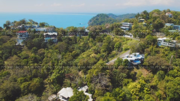 Hillside tropical Quepos town overlooking the Central Pacific coast of Costa Rica. Стоковое видео, видеограф Ольга Сухарева / Фотобанк Лори