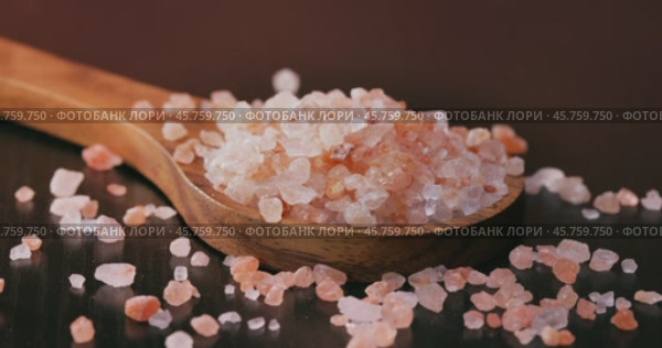 Himalayan pink salt in a wooden is used to flavor food. Due mainly to marketing costs, pink Himalayan salt is up to twenty times more expensive than table or sea salt. Стоковое видео, видеограф Андрей Армягов / Фотобанк Лори