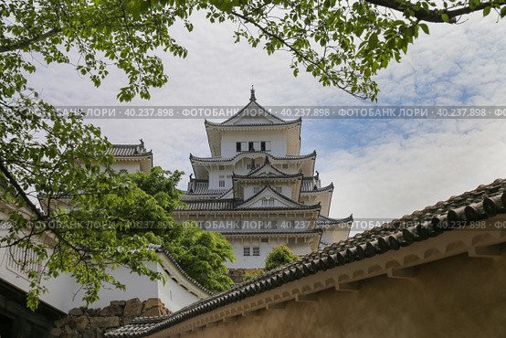 Himeji castle (UNESCO World Heritage), Japan. Замок Белой Цапли в Химэдзи, Япония (2017 год). Редакционное фото, фотограф Римма Тельнова / Фотобанк Лори