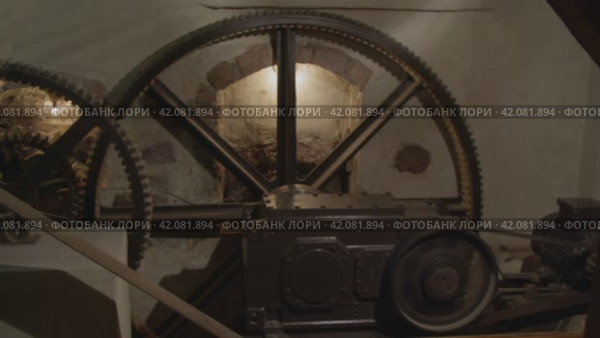Historic water-powered sawmill mechanism. Стоковое видео, видеограф Данил Руденко / Фотобанк Лори