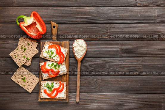 Хлебцы с вкусным сливочным сыром и овощами на столе. Стоковое фото, фотограф Pixel_shot / Фотобанк Лори
