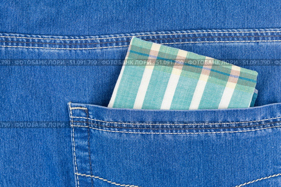 Хлопчатобумажный носовой платок в кармане новых синих джинсов. Cotton handkerchief in new blue jeans pocket. Стоковое фото, фотограф Татьяна Д / Фотобанк Лори