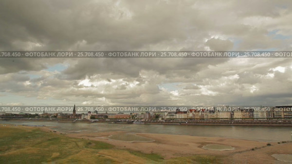 Хмурое небо. Тучи плывут над городом. Дюссельдорф, Германия. Time-lapse (2015 год). Стоковое видео, видеограф Александр Артеев / Фотобанк Лори