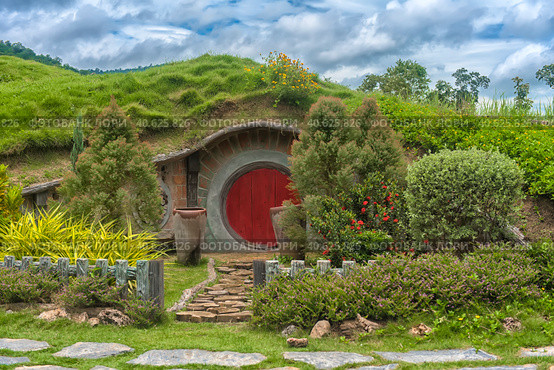 Hobbit door of hobbit hole in Hobbiton (2018 год). Редакционное фото, фотограф Анна Кривицкая / Фотобанк Лори