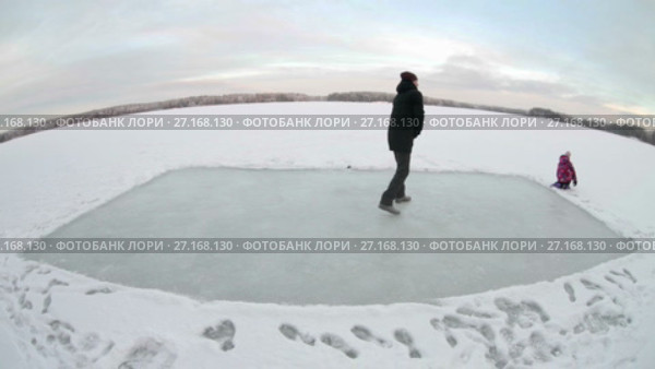 Хоккей на очищенном льду лесного озера. Стоковое видео, видеограф Кекяляйнен Андрей / Фотобанк Лори