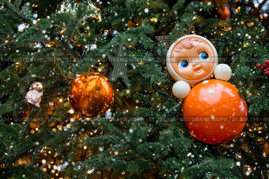 Holiday decorations on the streets of Moscow. Beautiful Christmas background. Soviet tumbler toy on a Christmas tree. Стоковое фото, фотограф Photojuli / Фотобанк Лори