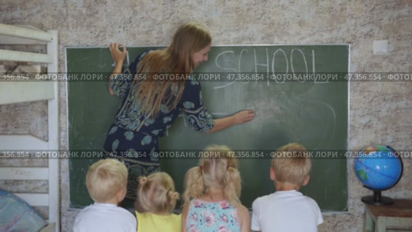 Home school concept. Mother give children a math lesson at the blackboard. Стоковое видео, видеограф Mikhail Davidovich / Фотобанк Лори