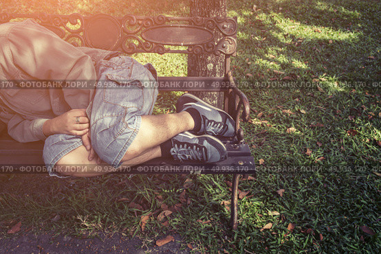 Homeless man sleep in the park. Стоковое фото, агентство Ingram Publishing / Фотобанк Лори
