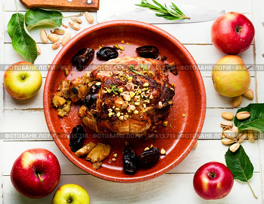 Homemade baked lean pork roll with apples and dates. Roasted meat roll.. Meat roll with dates and apples. Стоковое фото, агентство Ingram Publishing / Фотобанк Лори