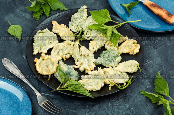 Homemade breaded young nettle or battered nettle. Hot spring greens appetizer. Nettle leaves in batter, vegetarian food. Стоковое фото, агентство Ingram Publishing / Фотобанк Лори