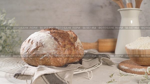 Homemade crispy herbs bread, on a kitchen counter. Стоковое фото, агентство Ingram Publishing / Фотобанк Лори