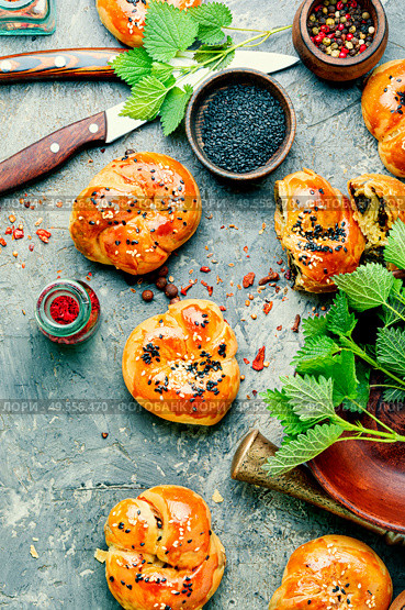 Homemade rustic nettle and spinach buns.Fresh baked buns with herbs. Homemade buns with nettles. Стоковое фото, агентство Ingram Publishing / Фотобанк Лори