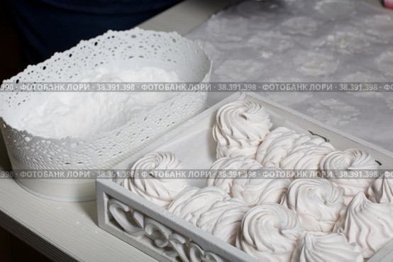 Homemade zephyr. White tray with marshmallows. Nearby is a container of dextrose. For processing marshmallows. Стоковое фото, фотограф Vadzim Yakubovich / Фотобанк Лори