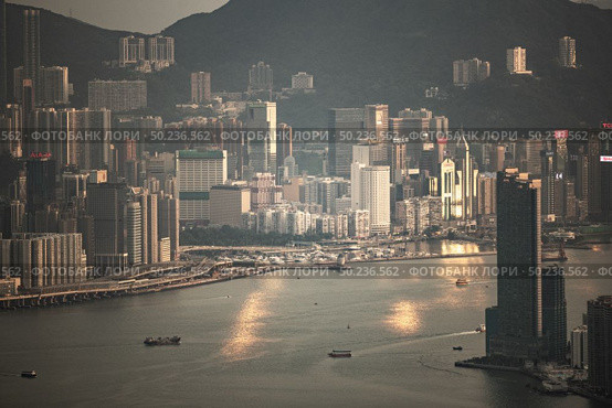 Hong Kong, China - August, 2019: bird’s eye view of Hong Kong at dusk. Стоковое фото, агентство Ingram Publishing / Фотобанк Лори