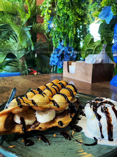 Hong Kong waffle with banana and chocolate paste. Стоковое фото, фотограф Ефанова Екатерина / Фотобанк Лори