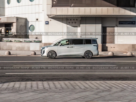 Hongqi HQ9 minivan riding on the city streets. Редакционное фото, фотограф Константин Григорьев / Фотобанк Лори