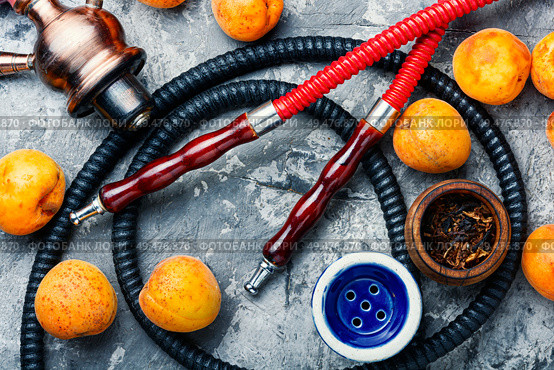 Hookah mouthpiece.Fruit shisha aroma.Tabak with apricot flavor.Kalian smoking with apricot. Smoking arab hookah with apricots. Стоковое фото, агентство Ingram Publishing / Фотобанк Лори