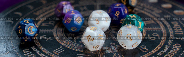 Horoscope zodiac circle with divination dice. Fortune telling and astrology predictions concept, magic rituals and exoteric experience. Zodiac horoscope with divination dice. Стоковое фото, агентство Ingram Publishing / Фотобанк Лори