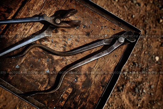 Horseshoes horse tools on a grunge wood. Horseshoes horse tools on a grunge wood table. Стоковое фото, агентство Ingram Publishing / Фотобанк Лори