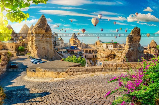 Hot air balloons at sunset in Goreme village, Cappadocia, Turkey. Стоковое фото, агентство Ingram Publishing / Фотобанк Лори