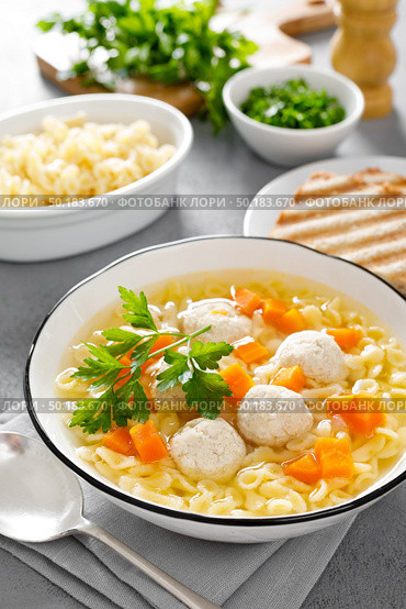 Hot chicken soup, broth with meatballs, carrot, pasta and fresh parsley. Стоковое фото, агентство Ingram Publishing / Фотобанк Лори