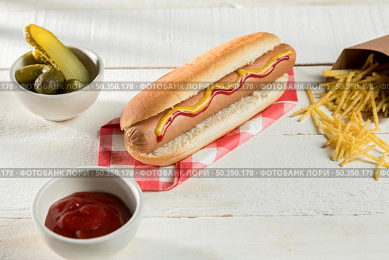 hot dog with cheese condiments. Стоковое фото, агентство Ingram Publishing / Фотобанк Лори