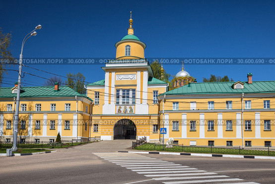 Хотьков Покровский монастырь, церковь Св.Митрофана Воронежского над южными воротами и корпуса богадельни (2018 год). Стоковое фото, фотограф Юлия Бабкина / Фотобанк Лори