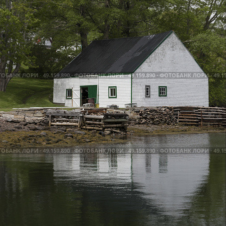 House at waterfront, Guysborough, Nova Scotia, Canada. Стоковое фото, агентство Ingram Publishing / Фотобанк Лори