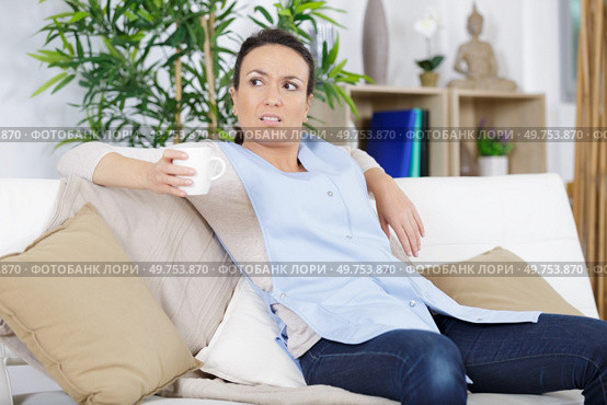 housekeeper holding cup of coffee. Стоковое фото, агентство Ingram Publishing / Фотобанк Лори
