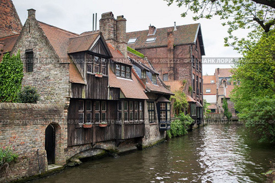 Houses along the canals of Brugge or Bruges, Belgium. Houses along the canals of Brugge or Bruges. Стоковое фото, агентство Ingram Publishing / Фотобанк Лори