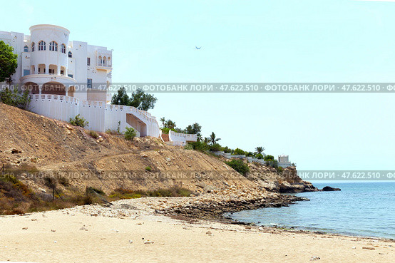Houses and hotels on the shore of the Arabian Sea. Sandy beach on a sunny summer day. Sultanate of Oman (2024 год). Стоковое фото, фотограф Евгений Ткачёв / Фотобанк Лори