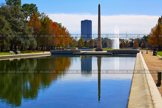 Houston Hermann park Pioneer memorial obelisk with reflection pool. Стоковое фото, агентство Ingram Publishing / Фотобанк Лори