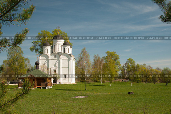 Храм Архангела Михаила в селе Микулино Городище (2015 год). Стоковое фото, фотограф Александр Курлович / Фотобанк Лори