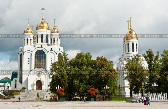 Храм Христа Спасителя и Часовня Петра и Февронии. Ранняя осень. Площадь Победы. Калининград. Россия (2019 год). Редакционное фото, фотограф E. O. / Фотобанк Лори