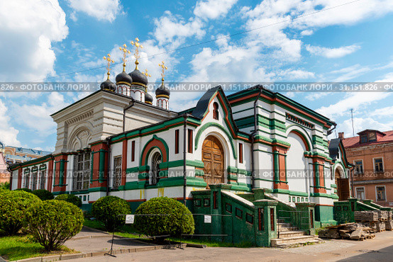 Храм святителя Иоанна Златоуста (1676-1687) с трапезной и приделами святителя Николая, праведного Филарета Милостивого и святителя Димитрия Ростовского. Богородице-Рождественский ставропигиальный женский монастырь. Москва (2019 год). Стоковое фото, фотограф Александр Щепин / Фотобанк Лори