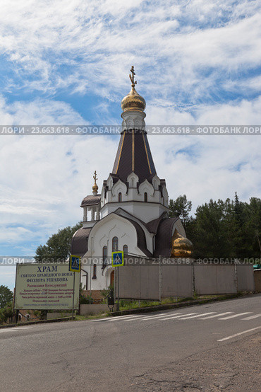 Храм Святого Праведного воина Федора Ушакова в курортном посёлке Кудепсте, Сочи (2016 год). Редакционное фото, фотограф Николай Мухорин / Фотобанк Лори