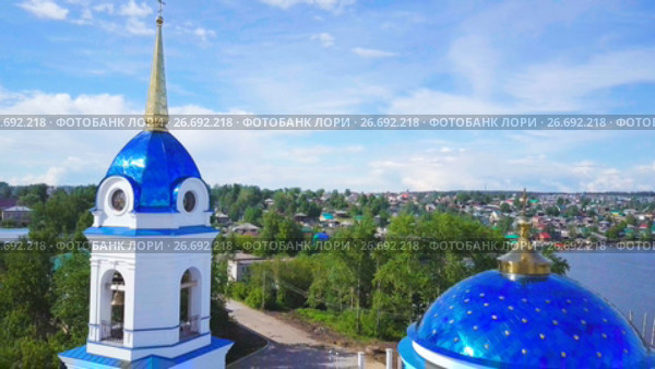 Храм в честь Рождества Пресвятой Богородицы. Пермский край город Добрянка. Вид сверху (2017 год). Стоковое видео, видеограф Ильин Сергей / Фотобанк Лори