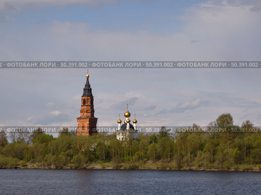 Храм в селе Прилуки на берегу реки. Редакционное фото, фотограф Мария Сергеева / Фотобанк Лори