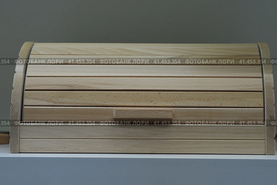 Хранение хлеба. Правильное хранение хлеб в деревянной хлебнице. Storage of bread. Proper storage of bread in a wooden breadbox. Стоковое фото, фотограф Egor Sarantstv / Фотобанк Лори