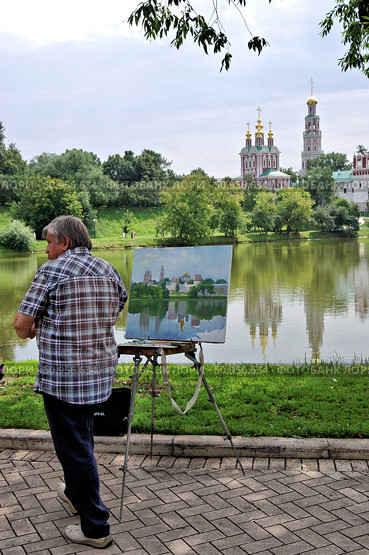 Художник пишет картину Новодевичьего монастыря. Москва. Редакционное фото, фотограф Илюхина Наталья / Фотобанк Лори