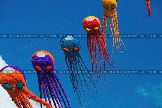 Huge octopus kites fly in the sky. The annual festival "Motley Sky" in the Tsaritsyno Park in Moscow, Russia (2023 год). Редакционное фото, фотограф Photojuli / Фотобанк Лори